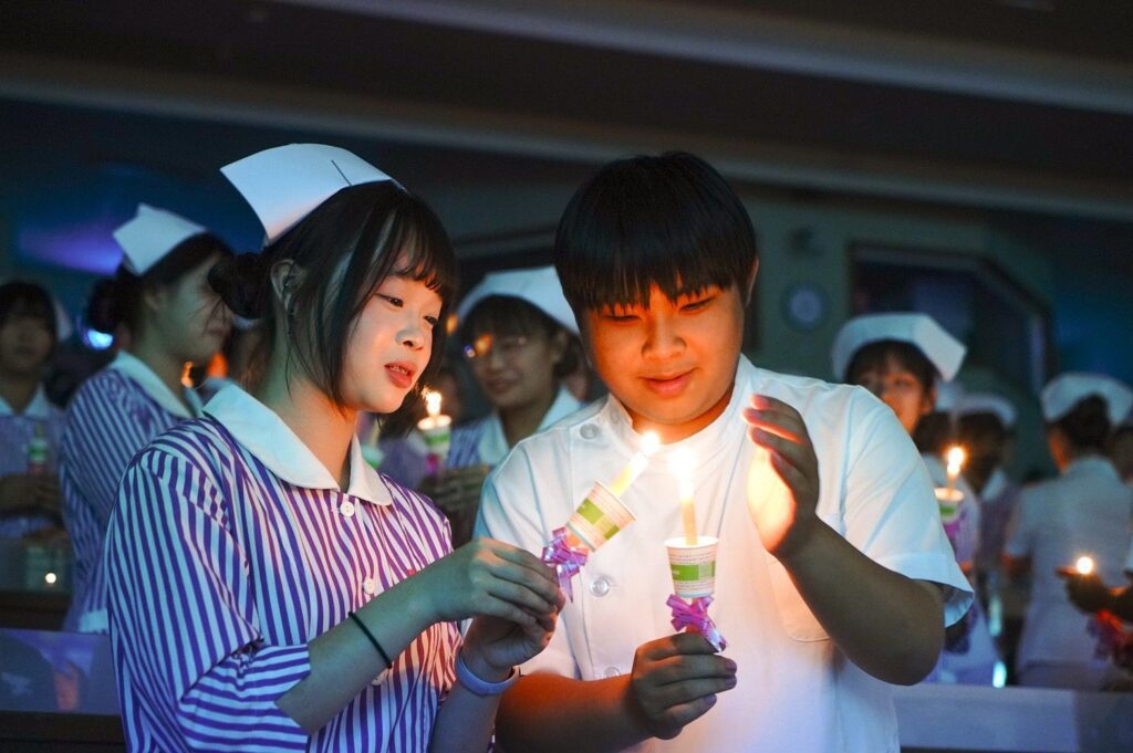 美和科大專業點燈 護理師加冠薪火相傳