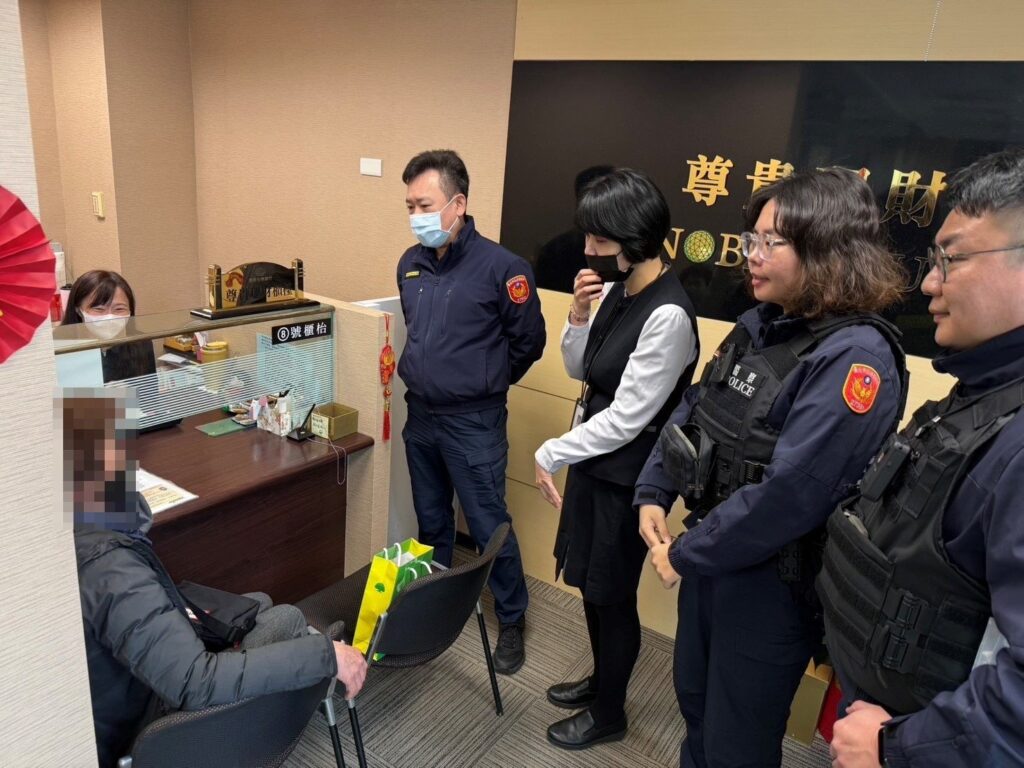 婦人堅持匯錢給聯合國　北投女警霸氣攔阻