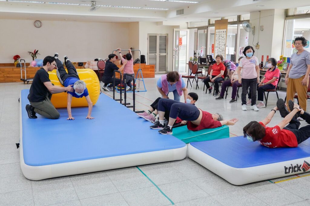 板橋健華新城社區照顧關懷據點 有專業醫護運動人才 帶領長輩健康有活力