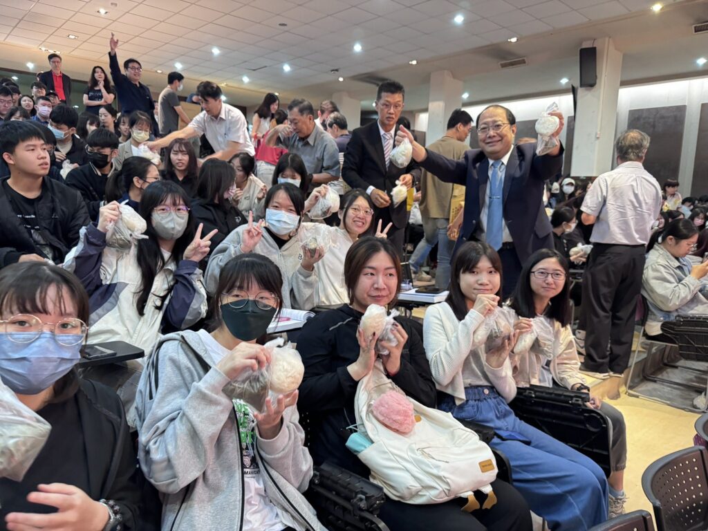 中華醫大舉辦「包中」祈福許願為應屆畢業生國考加油打氣