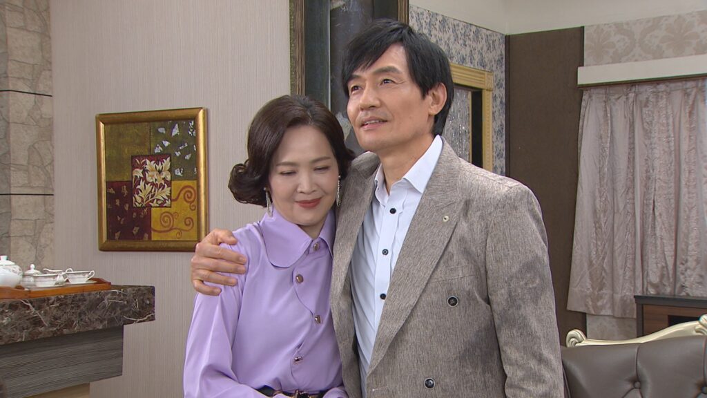 三立台八《願望》林秀玲出場驚呆觀眾 化身操控感情的女博士!-霍正奇甜喊:「她給我特殊待遇」