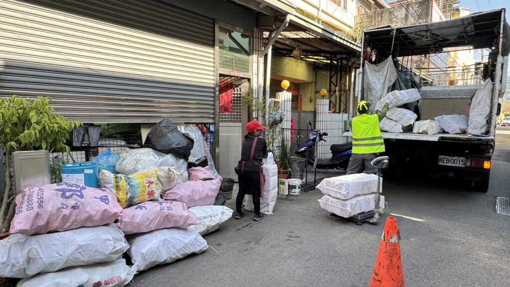端午送暖 中市環保局贈米關懷資收個體戶