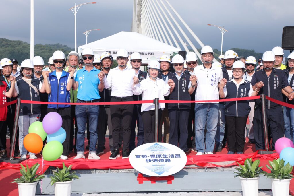 兌現對市民承諾!東豐快「鯉魚脊背橋」接合 盧市長:東勢石岡段明年通車、縫合山城交通命脈