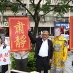 快閃衛福部抗議放寬中藥販售 藥師公會送龍袍諷部長擅改法令