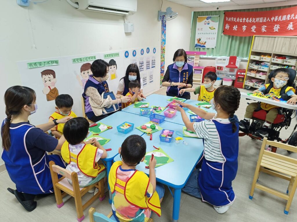 新北社會局長李美珍端節慰訪社福機構　代侯友宜市長致贈加菜金