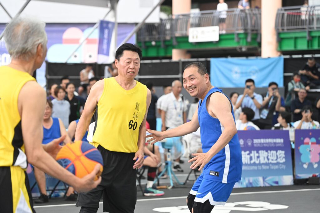 世壯運燃起熱血　-侯友宜與50年警光戰友合體　對決3對3籃球75歲組冠軍神駒隊