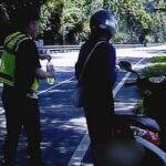 台東關山分局巡警化身加油員-女遊客感動稱讚「最暖靠山」