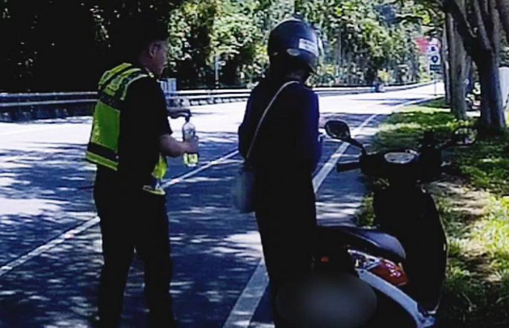 台東關山分局巡警化身加油員-女遊客感動稱讚「最暖靠山」