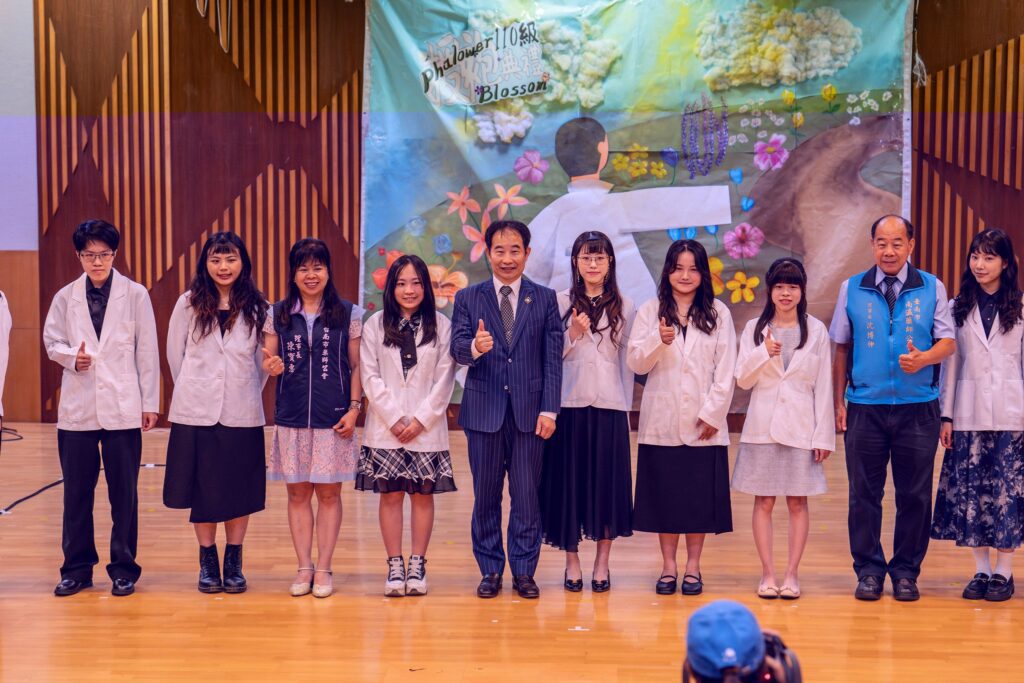 嘉藥為即將展開實習旅程的藥學系學生披上象徵專業與責任的白袍