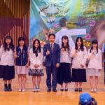 嘉藥為即將展開實習旅程的藥學系學生披上象徵專業與責任的白袍