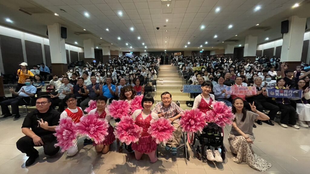 混障綜藝團「珍愛生命、遠離毒品」生命教育巡演列車開抵中華醫大