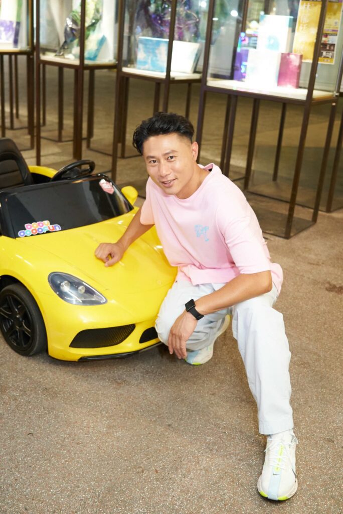 彭小刀帶傷力挺-嘟嘟房共享汽車公益活動