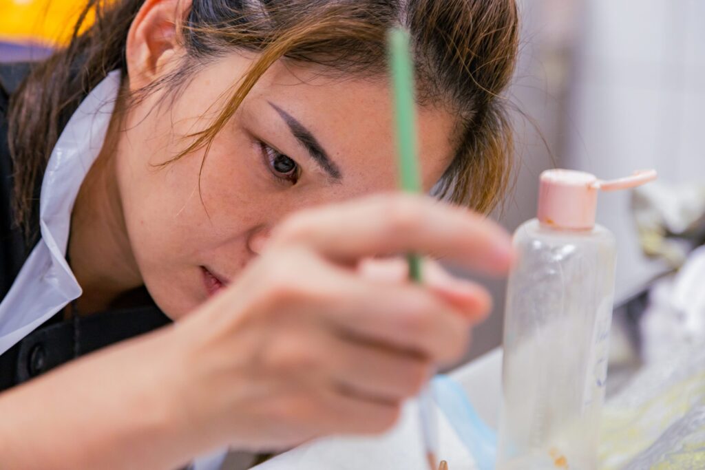 微光在他們身上也凝結在鏡頭裡-　洪家和《角落的光》40位志工的攝影紀實