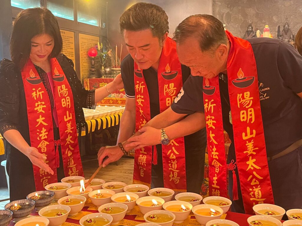 李㼈點姜太公七星燈　祈福《突破：3000米的泳氣》票房長紅