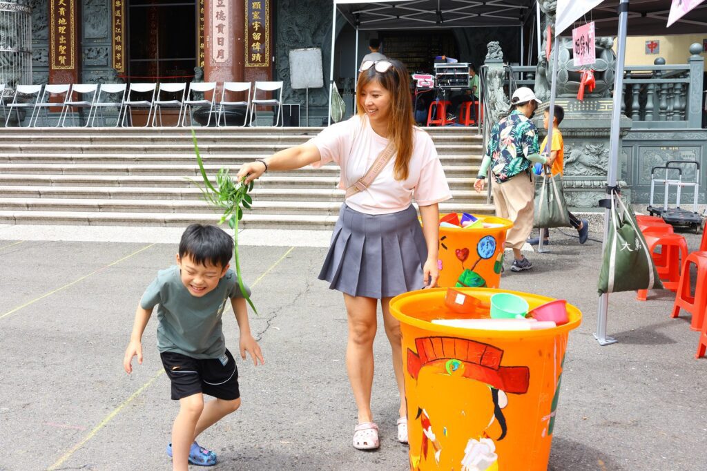 立蛋、潑井水　嘉義市大溪社區端午熱情開灑