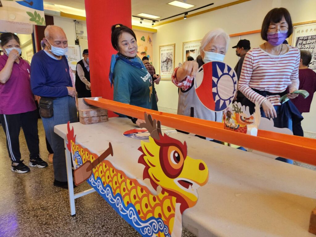 桃園榮家老幼聯歡迎端午-長者幼童攜手賽龍舟做香包