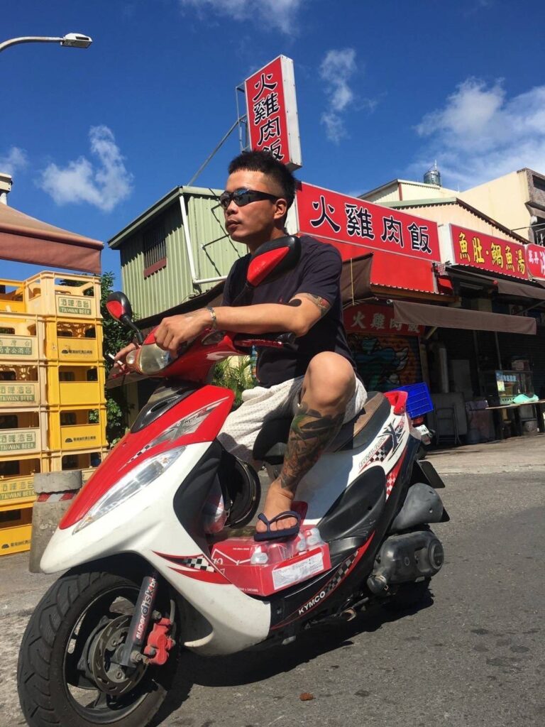 曾經黑化自己的街頭8+9 如今低頭合十以己身經驗照亮他人