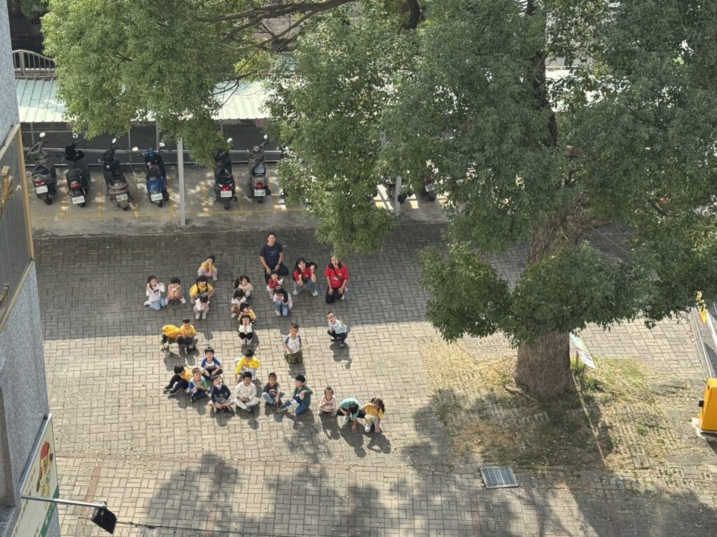 畢業前的深刻回憶! 台中東勢學子畢業前在東勢地政所檔案展區留念