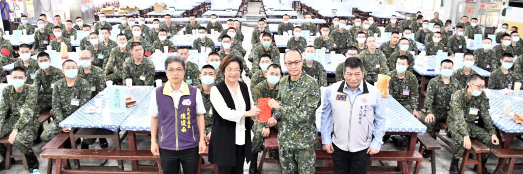 縣長如母心!王惠美赴中坑營區探視彰化役男 送上加菜金與祝福