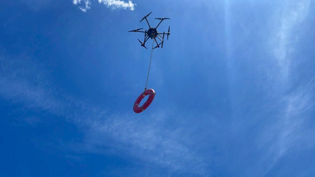 無人機也能拋救生圈!基隆商工參訪消防局體驗ai搜救任務