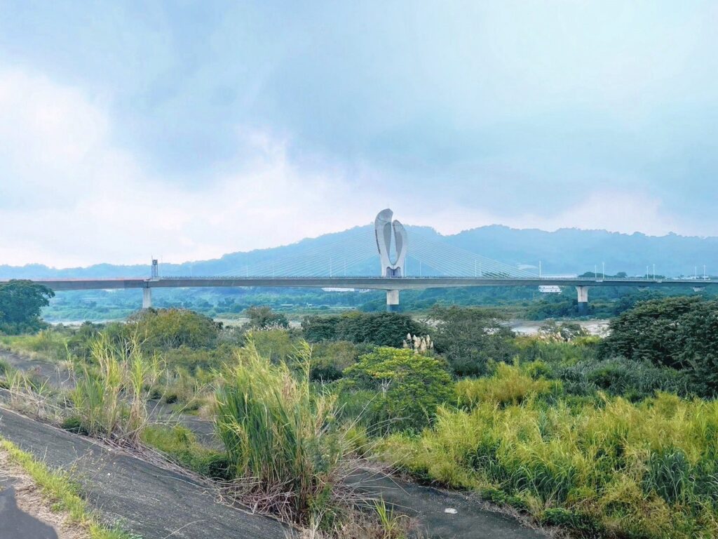 東勢石岡最新打卡景點! 「鯉魚脊背橋」攝影師網紅夯拍照