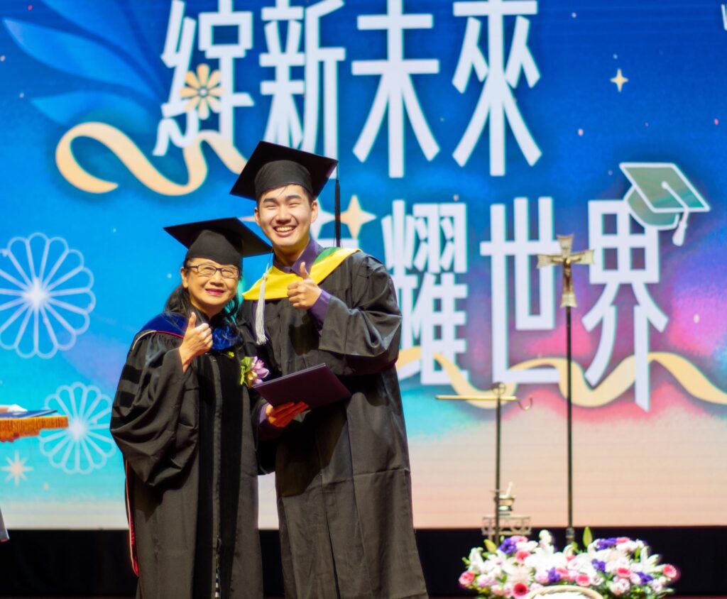 文藻外大歡送畢業生 ai獻另類祝福