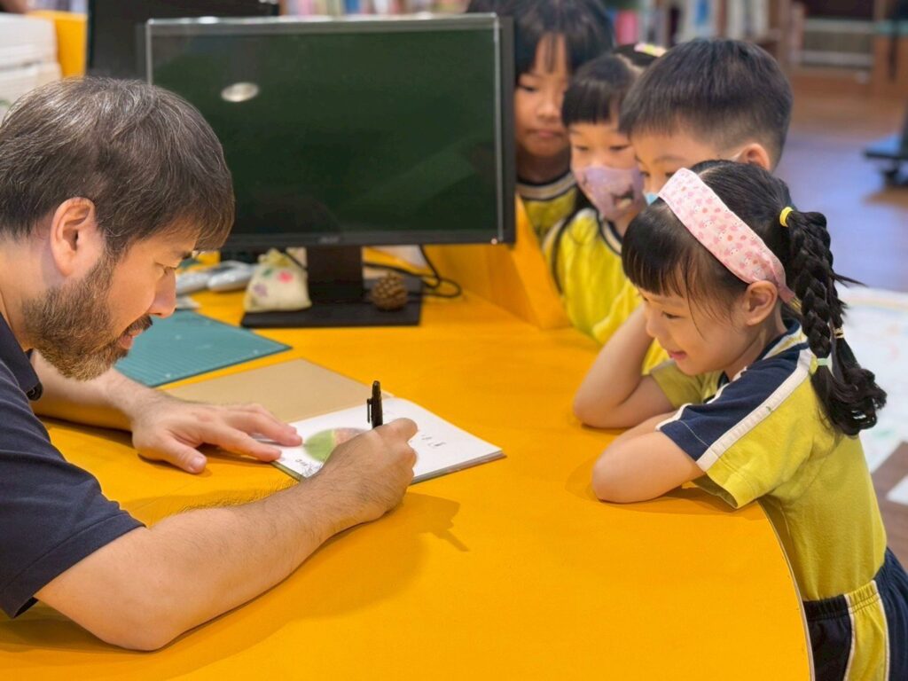 全國唯一!謝國樑贈送「雨」味繪本 讓每位大班畢業生記得家鄉味!