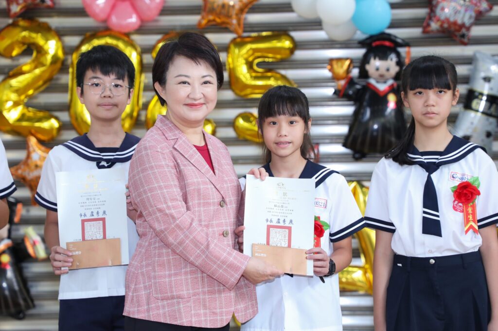 給孩子最好的校慶禮物!文昌國小校慶暨畢典開箱全新禮堂 盧市長見證祝賀:彌補百年來遺憾