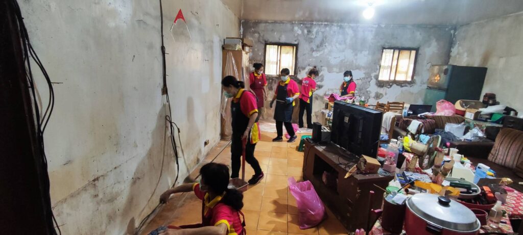 新北市金屬門窗公會總動員　為淡水山區阿嬤修繕舊屋　阿嬤感動落淚