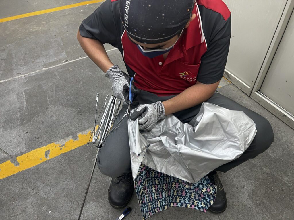 北區清潔隊發揮巧思　廢棄雨傘搖身變環保小物