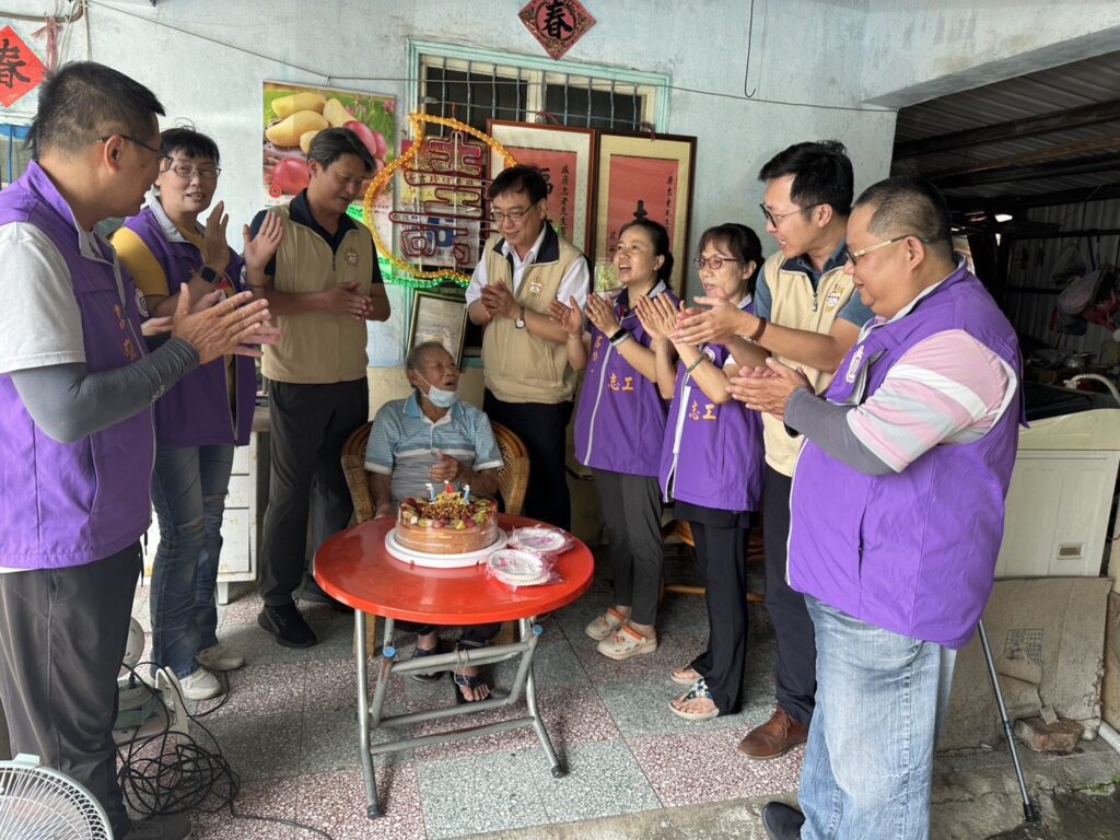 高雄市榮服處慶賀百歲人瑞戚伯伯生日　義剪致敬傳達關懷