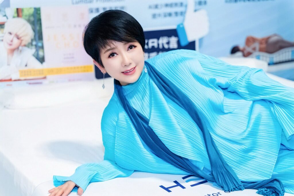 周思潔眾目睽睽「上床」要唱好先睡好