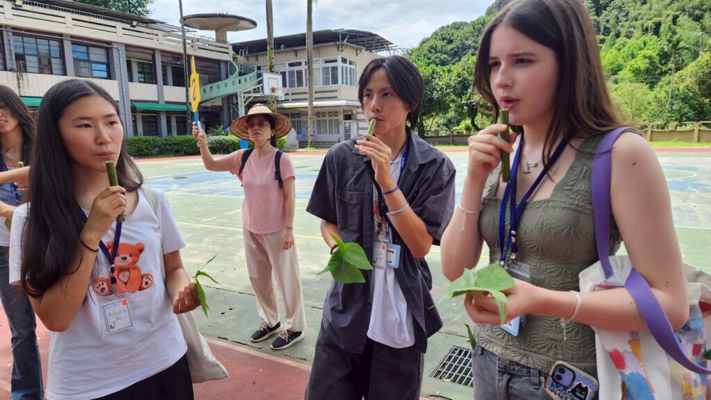 藍染、美食、闖關遊戲　基隆學生帶美國學伴體驗台灣文化