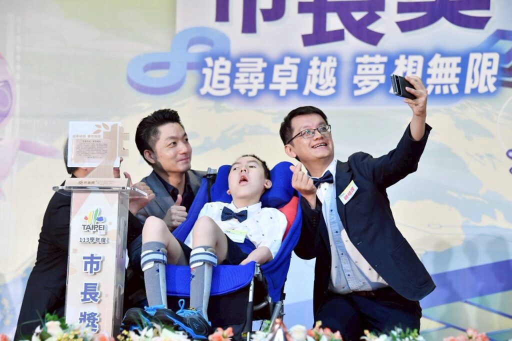 蔣萬安頒市長獎表揚畢業生　勉勵勇敢追夢、熱情無敵