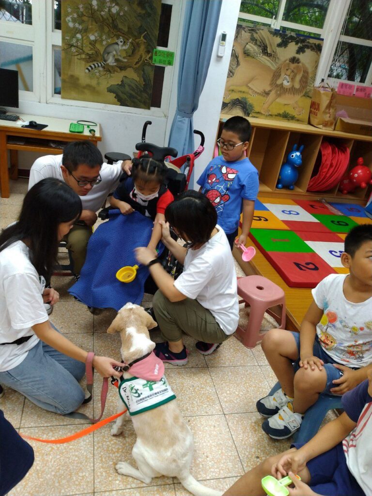 手機成癮難戒？沒想到「牠」比社工還有辦法！