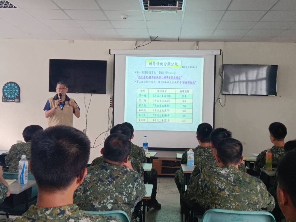 高雄市榮服處前進嶺口營區進行權益宣導-　助官兵規劃退役職涯