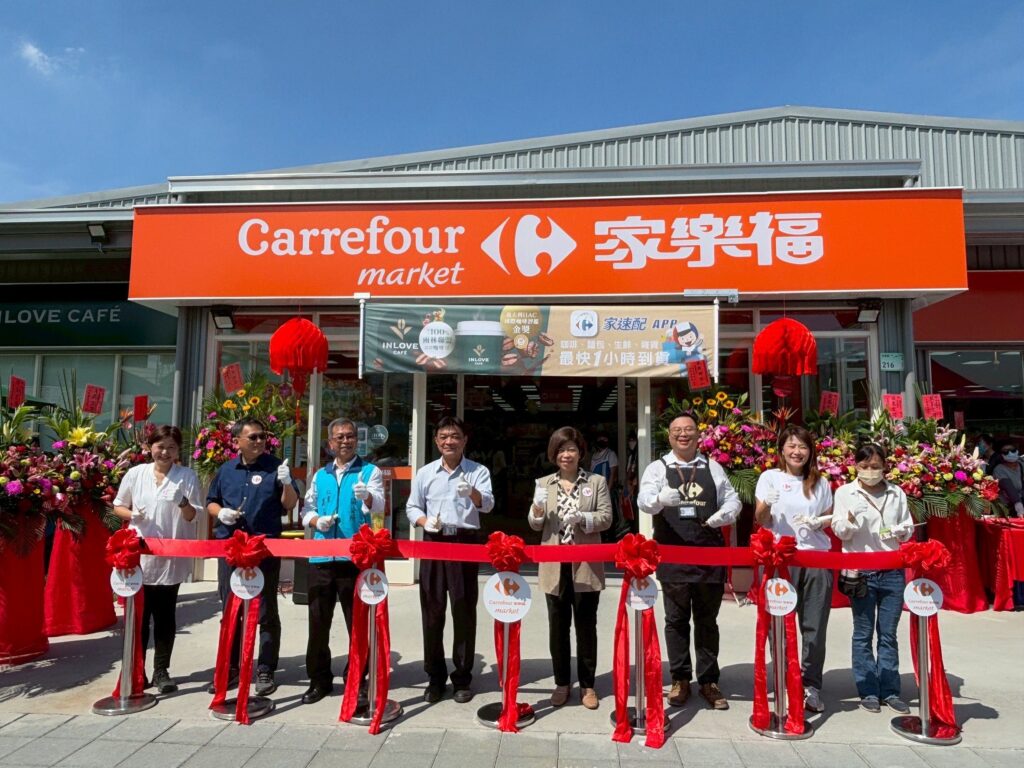 家樂福插旗屏東潮州-　鄰近光春國中小與潮州高中、車站商圈-　屏東潮州光春店-　全新複合式概念享熱食即點代做-　現煮咖啡