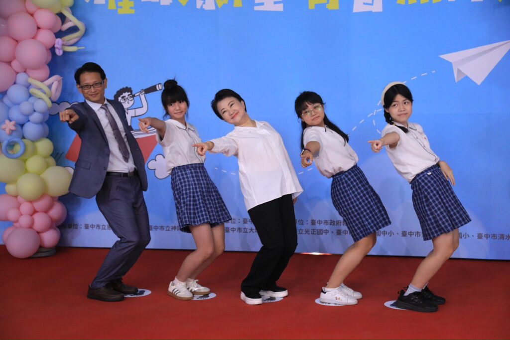 下腰姿勢也難不倒!中市今表揚逾2千名國中小市長獎得主 盧市長俏皮配合擺拍笑稱:放馬過來全力奉陪
