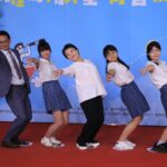 下腰姿勢也難不倒！中市今表揚逾2千名國中小市長獎得主　盧市長俏皮配合擺拍笑稱：放馬過來全力奉陪