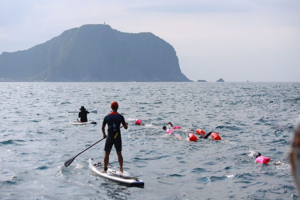 天母國中泳隊畢業生自辦海泳典禮　橫渡基隆嶼紀念青春
