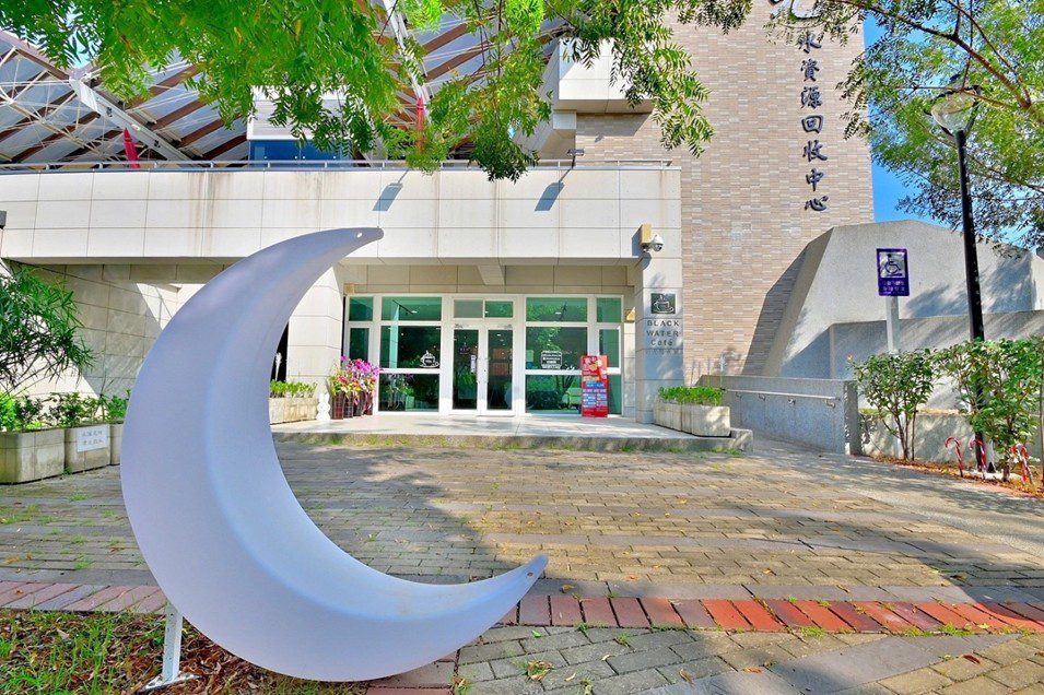 打造文青打卡新熱點! 向上國中美術班班展於新光水資中心黑水號咖啡廳開幕