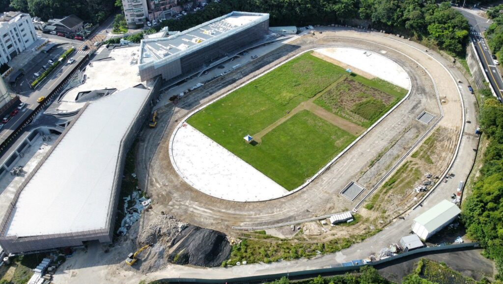 基隆市立田徑場改建工程進度達六成　首座標準認證跑道預計明年暑假啟用