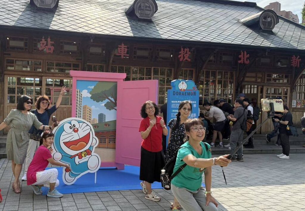 跟著哆啦a夢遊台北　任意門打卡送限量徽章