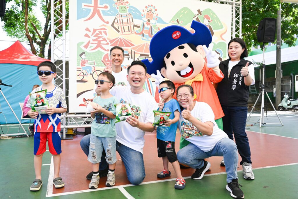 桃園大溪「憶起溪鬧趣」揭幕 蘇俊賓:全台唯一發行「關公乖乖」超搶手