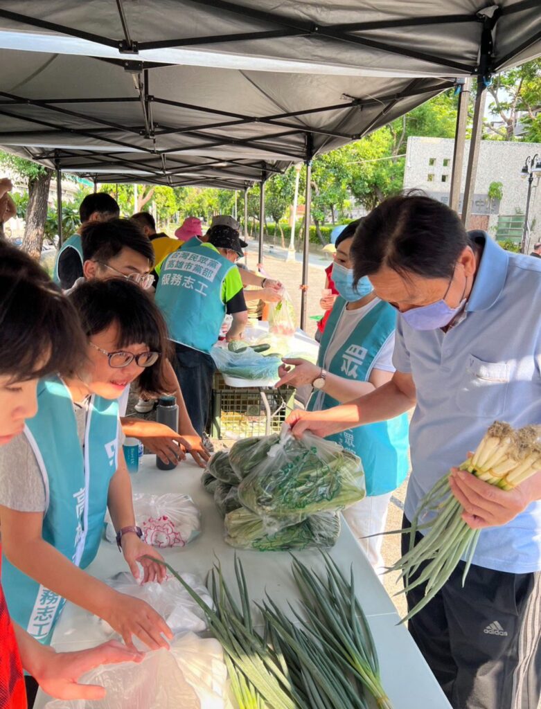高雄本和里小農市集熱鬧登場　民眾黨高市黨部與社區攜手送暖