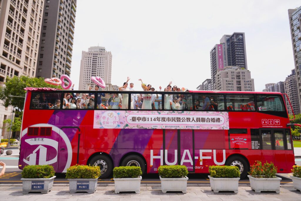 幸福巴士啟航!中市50對新人市府浪漫完婚 盧市長分享婚姻心法:選你所愛、愛你所選!