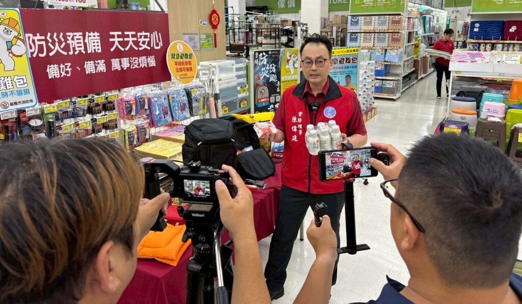 拎了就走、防災無慌!基隆消防局聯手愛買示範「一人一包」避難包準備術