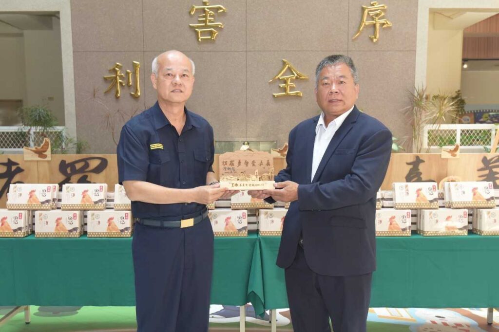 嘉市警打詐成績亮眼 昇樺食品董座吳裕田贈滴雞精表達敬意