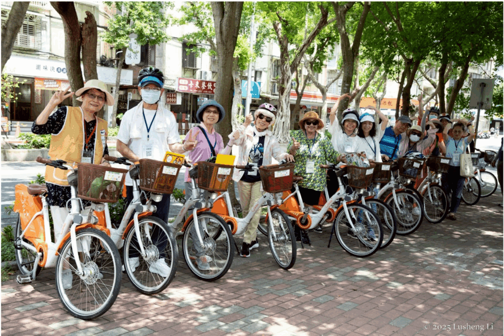 樂齡暢行!北市偕同臺師大帶領長者智慧體驗電輔車 前進數位生活