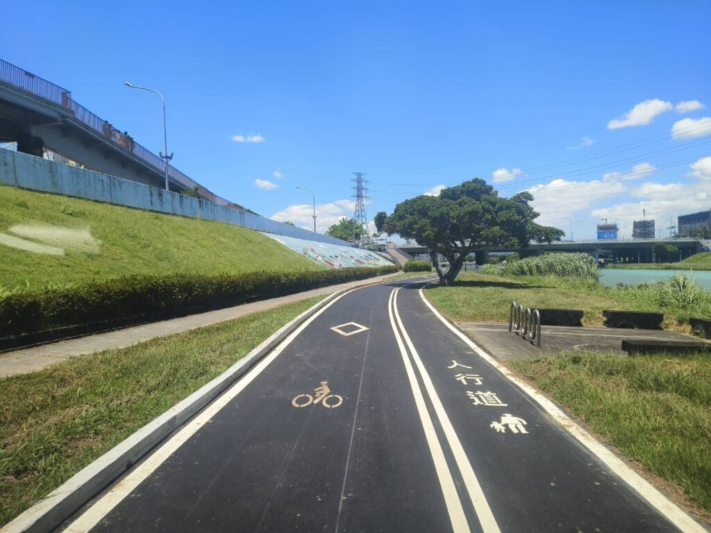 賞夕陽追風都愜意 雙溪河濱左岸自行車道升級 騎行更舒適